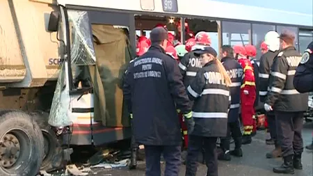 Accident GRAV pe Centura Ploieştiului. Un autobuz a lovit o autobasculantă: Cinci MORŢI şi 28 de RĂNIŢI. VIDEO