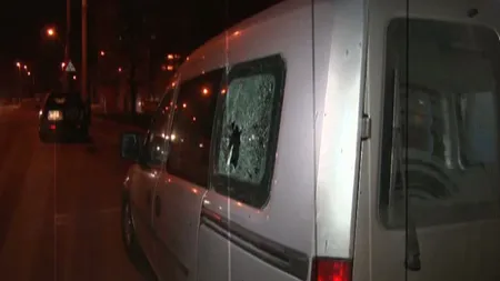 Altercaţie în trafic. Un şofer nervos a lovit cu bâta maşina unui alt conducător auto VIDEO