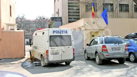 Scandal la Arestul Central al Poliţiei Capitalei. Unui poliţist i s-a făcut rău în urma conflictului