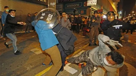 Revoltă în Hong Kong: Poliţia trage focuri de avertisment