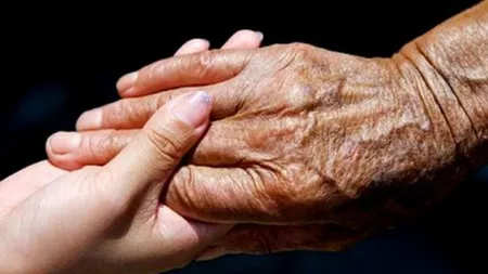 Un bătrân de 80 de ani era la masa cu fiul sau. Bătrânul pune mâna pe lingură şi îşi întreabă fiul...