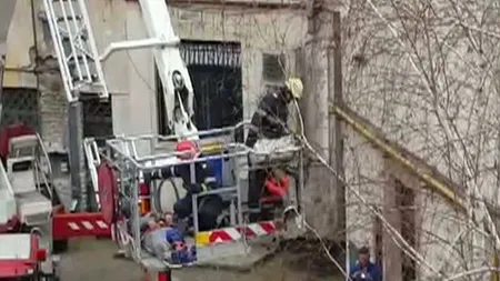 Beţivul din bloc, coborât cu macaraua