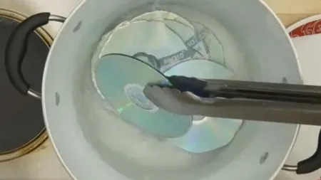 A pus CD-uri vechi într-o oală cu apă fiartă. Motivul este incredibil