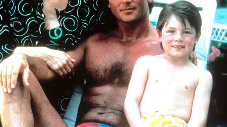 Vă mai amintiţi de Christopher, fiul lui Bobby şi al Pamelei, din Dallas? N-o să va vină să credeţi cum arată acum FOTO