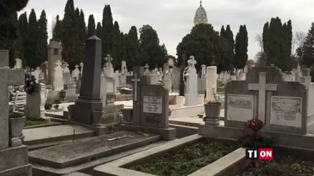 Petrecere cu bere şi manele în cimitir