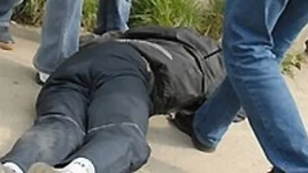 Doi copii din Braşov au jefuit şi BĂTUT doi bărbaţi în toată firea