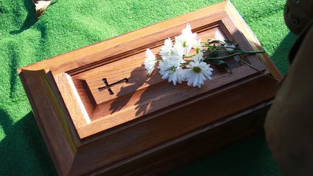 Duceau sicriul cu bebeluşul la crematoriu, dar au auzit scâncete din interior! Ce au descoperit când au deschis sicriul