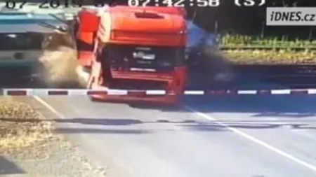 IMAGINI ŞOCANTE. Un camion, SPULBERAT de TREN după ce a rămas blocat pe şine VIDEO