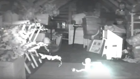 Au pus o cameră de luat vederi în pod. Imaginile surprinse sunt demne de filmele horror VIDEO
