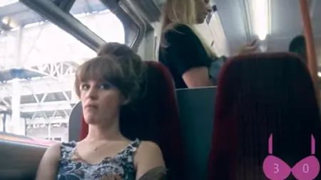 A pus o cameră ascunsă în decolteul generos. Rezultatul, cu totul neaşteptat VIDEO