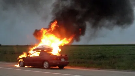 Un autoturism a luat foc pe autostrada A1. Ce s-a întâmplat cu şoferul