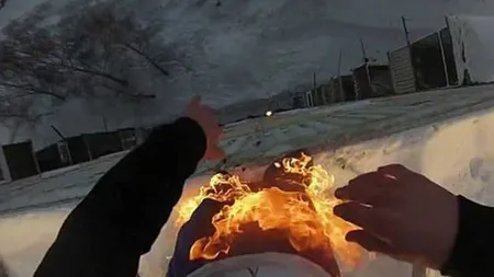 IMAGINI ŞOCANTE. Şi-a dat FOC şi S-A ARUNCAT de la etajul nouă al unui bloc VIDEO