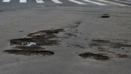 În Bucureşti, GROPILE după zăpadă apar ca ciupercile după ploaie