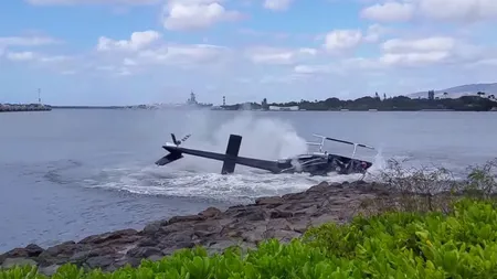 Un elicopter cu cinci oameni la bord s-a prăbuşit în Hawaii. Scena de coşmar a fost filmată VIDEO