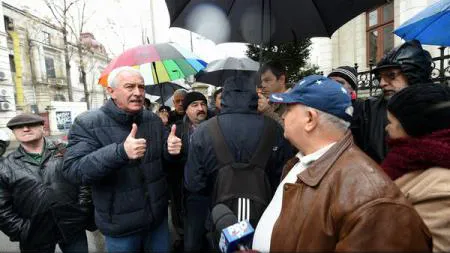 Membrii Asociaţiei 21 Decembrie 1989 au scandat lozinci împotriva fostului preşedinte Ion Iliescu