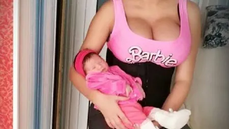 Sânziana Buruiană a ajuns cu fetiţa la medic. Blonda a dezvăluit informaţii de ULTIMĂ ORĂ despre fiica ei FOTO