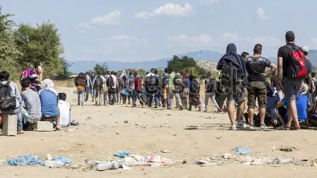 Criza migranţilor: Mii de refugiaţi sunt blocaţi la graniţa dintre Grecia şi Macedonia