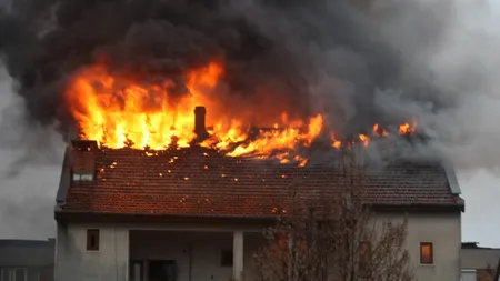 Incendiu PUTERNIC în Lugoj. Acoperişul unei clădiri a luat foc VIDEO
