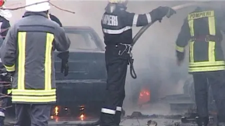 Incendiu violent la un service auto. 3 maşini s-au făcut scrum