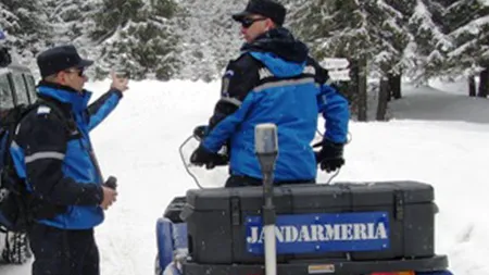 Intervenţii de salvare din nămeţi, deşi afară sunt 20 de grade. Mai mulţi turişti au rămas înzăpeziţi VIDEO
