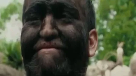 Omul-lup a ajuns în România. Ce au spus românii când l-au văzut într-o piaţă, în Bucureşti VIDEO