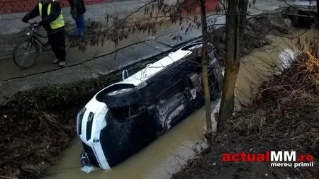 Accident rutier în Maramureş. Un şofer a ajuns cu maşina într-un pârâu. Două persoane, RĂNITE FOTO