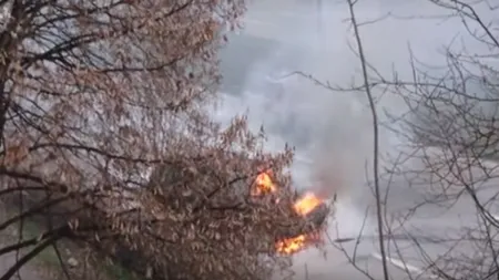 Panică în Galaţi. Maşină cuprinsă de flăcări din senin VIDEO