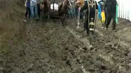 Imagini halucinante într-un sat din România: Înmormântare în nămol. Oamenii merg prin noroi care le trece de glezne