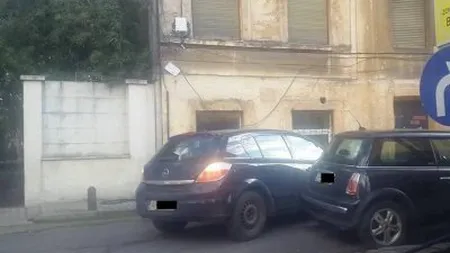 Tupeul nu are limite în trafic. Vezi ce face o femeie într-o intersecţie aglomerată