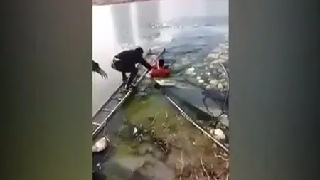 Salvare spectaculoasă din apele unui lac îngheţat VIDEO