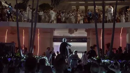 Concert-surpriză la Therme Bucureşti: Zeci de instrumentişti au cântat în costume de baie şi halate VIDEO