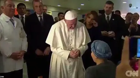 Papa Francisc, impresionat de o fată de 15 ani, care suferă de cancer. 