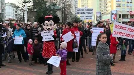 PROTEST în Piteşti. Zeci de oameni au ieşit în stradă pentru bebeluşii morţi VIDEO