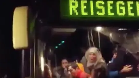 Germanii se revoltă. Reacţie uluitoare în faţa unui autocar cu refugiaţi, printre care femei şi copii VIDEO