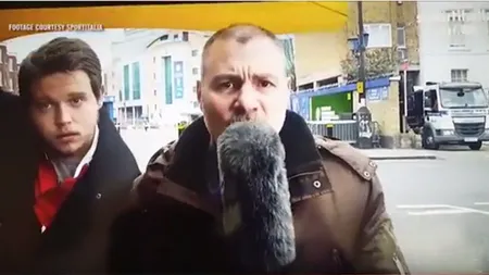 Cum a reacţionat un reporter ÎN DIRECT după ce a fost şicanat de un suporter VIDEO