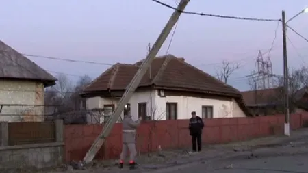 Accident în Gorj: Un stâlp de electricitate, doborât de o maşină VIDEO