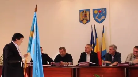 Steagul secuiesc, arborat la CJ Covasna, în aplauzele consilierilor prezenţi