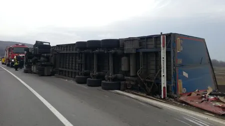 Tir răsturnat pe şoseaua de centură Alba Iulia  FOTO