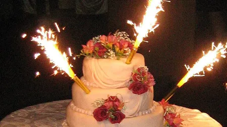 Clipe de groază la o petrecere. O studentă a fost rănită de artificiile de pe tort