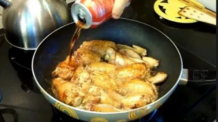 Un truc pe care trebuie să îl ştii! A pus aripioare de pui la prăjit peste care a turnat cola. Rezultatul este FABULOS
