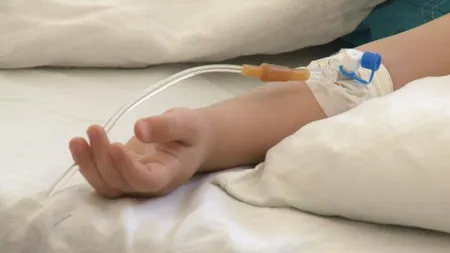 Peste 20 de elevi din Braşov acuză dureri abdominale şi ameţeală, după ce au băut LAPTELE de la şcoală