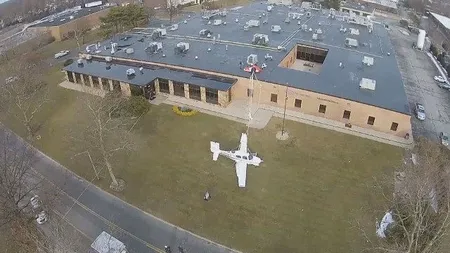Un avion de mici dimensiuni a aterizat cu PARAŞUTA, după ce motoarele s-au oprit în zbor. Totul a fost filmat