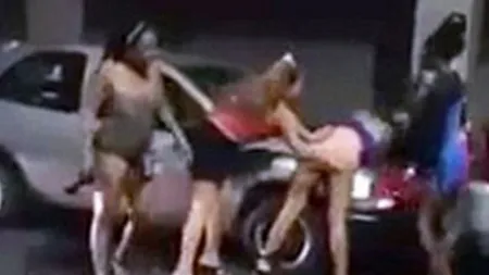 Manechin, atacat de femei, în plină stradă. Au bătut-o la fundul gol VIDEO