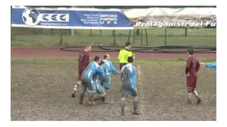 Scene incredibile în Italia. Un jucător eliminat s-a răzbunat pe arbitru VIDEO