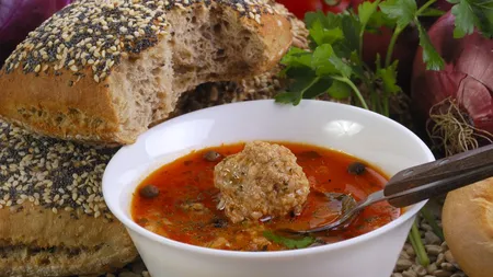 Reţeta zilei: Borş de perişoare cu legume
