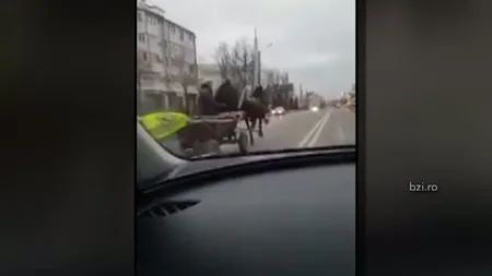 La un pas de tragedie. Un căruţaş s-a luat la întrecere cu maşinile şi a intrat pe contrasens VIDEO