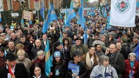 Participanţii la comemorarea de la Târgu Mureş au pornit în marş neautorizat către centrul oraşului