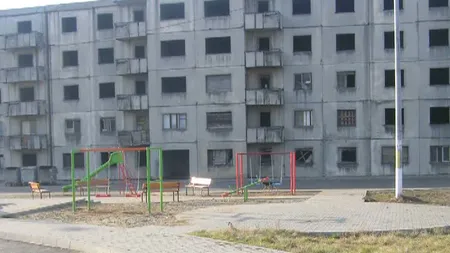 Investiţie INUTILĂ în cea mai săracă comună din Gorj. Primăria a făcut locuri de joacă între blocuri abandonate