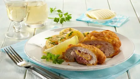 Reţeta zilei: Cordon bleu cu sos de ciuperci