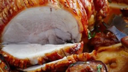 Reţeta zilei: Cotlet de porc marinat la cuptor pe pat de legume